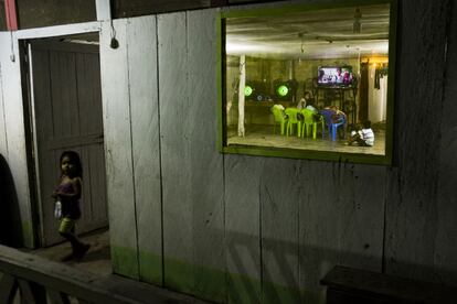 En la comunidad conviven los hogares en los que el fuego y las velas son la única fuente de energía, con los que han convertido en una prioridad una enorme televisión de plasma y un ruidoso equipo de música.