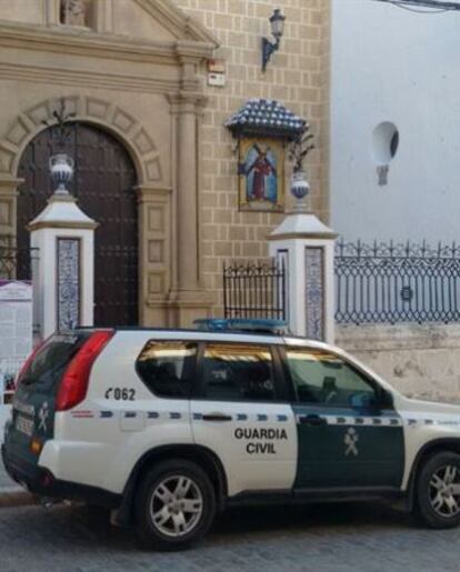 Una patrulla, en la puerta de la iglesia.