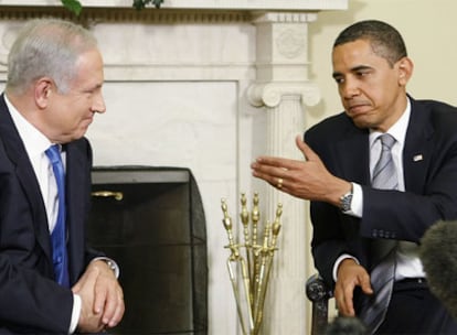 Benjamín Netanyahu (derecha) y Barack Obama, reunidos en el Despacho Oval de la Casa Blanca en presencia de sus asesores.