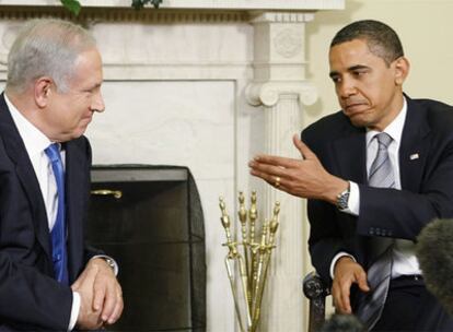 Benjamín Netanyahu (derecha) y Barack Obama, reunidos en el Despacho Oval de la Casa Blanca en presencia de sus asesores.