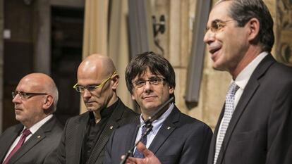 Carles Puigdemont, durante el acto, entre Raül Romeva (i) y el cónsul Juan Alberto Buffa