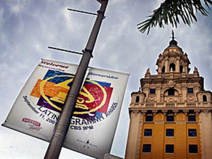 Los carteles todavía anuncian la celebración de la entrega de premios en Miami.