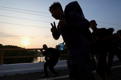 Migrantes cruzan un puente en Álvaro Obregón (Estado de Chiapas), el 24 de abril.