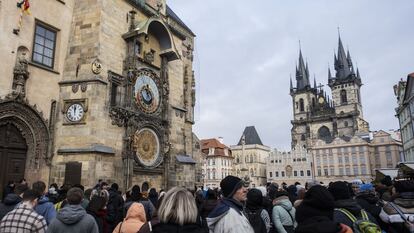 El reloj astronmico de Praga y la iglesia de Nuestra Se?ora de T?n, al fondo.