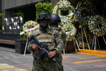 Elementos de la Marina hacen vigilan el funeral de Ximena Guzmán, en Ciudad de México, el 21 de mayo de 2025.