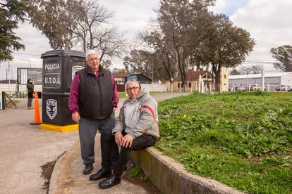Ricardo Righi and Gustavo Capra, in front of a military barracks.