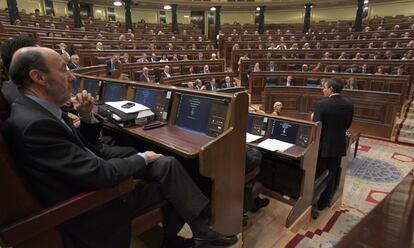 El candidato del PSOE a la Presidencia escucha a Zapatero, que en su última intervención ha hablado de su "duro combate" contra la crisis y ha afirmado sentirse "responsable de la tasa de paro".