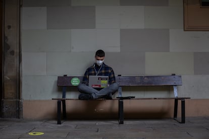 Un joven en la sede de la Universidad Central de Barcelona, que ha sido ocupada por estudiantes.