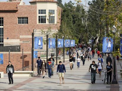 Alunos no campus da Universidade da Califórnia, em Los Angeles.