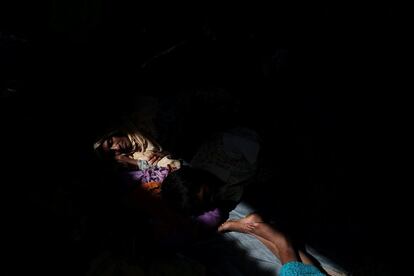 Una refugiada rohinya descansa junto a sus familiares tras cruzar la frontera entre Myanmar y Banglads, en Shah Porir Dwip cerca de Cox's Bazar (Banglads).