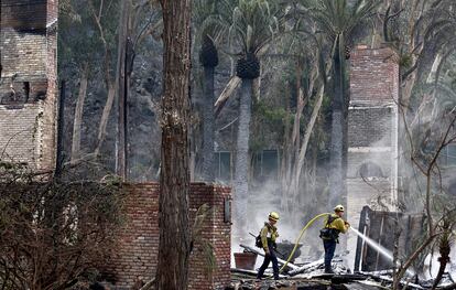 Bomberos extinguen un incendio en Malibú, California, el 11 de diciembre de 2024.