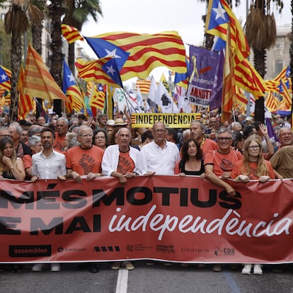 El presidente de la ANC, Lluís Llach (c), durante la manifestación convocada por la ANC, a 11 de septiembre de 2025, en Barcelona, Catalunya (España). El lema de este año es “Más motivos que nunca. Independencia” y la marcha pone el foco en la defensa del catalán, la denuncia del déficit fiscal y la reivindicación de la nación catalana.
11 SEPTIEMBRE 2025;DIADA;ANC;MANI;PROTESTA;CATALUÑA;11S;ESTELADA;BANDERA;
Kike Rincón / Europa Press
11/09/2025