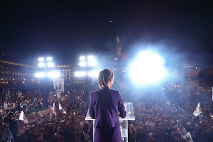 Claudia Sheinbaum habla a sus seguidores en el Zócalo de Ciudad de México, tras conocerse los resultados preliminares de la elección.