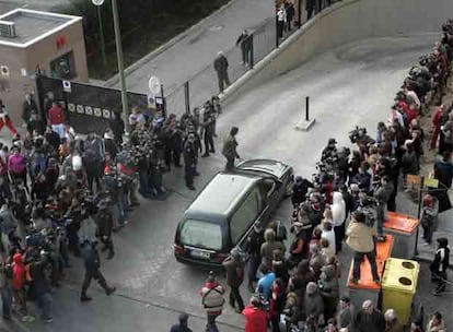 Los restos mortales de Érika Ortiz llegan al Instituto Anatómico Forense de Madrid, donde aguardaban numerosos periodistas.