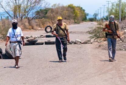 Un retén a la entrada del pueblo de La Ruana (Michoacán, México), donde los vecinos se han armado para hacer frente a la presión del crimen organizado.