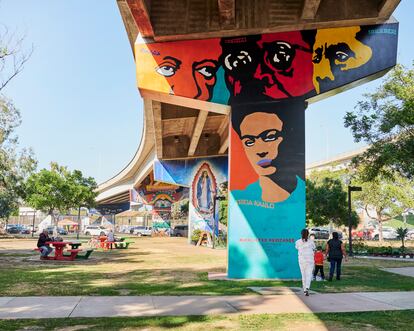 Varios murales en el Chicano Park, en el barrio Logan de San Diego en California