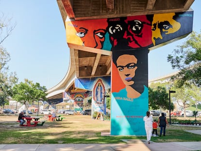 Varios murales en el Chicano Park, en el barrio Logan de San Diego en California