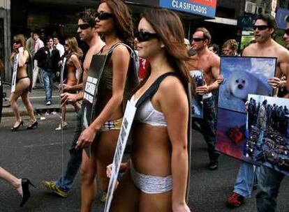 Modelos argentinas durante la manifestacion en Buenos Aires contra la caza indiscriminada de animales.