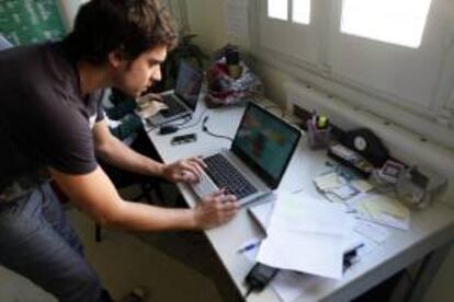 El uruguayo Alan Kind usa un computador portátil durante una entrevista en Montevideo (Uruguay).