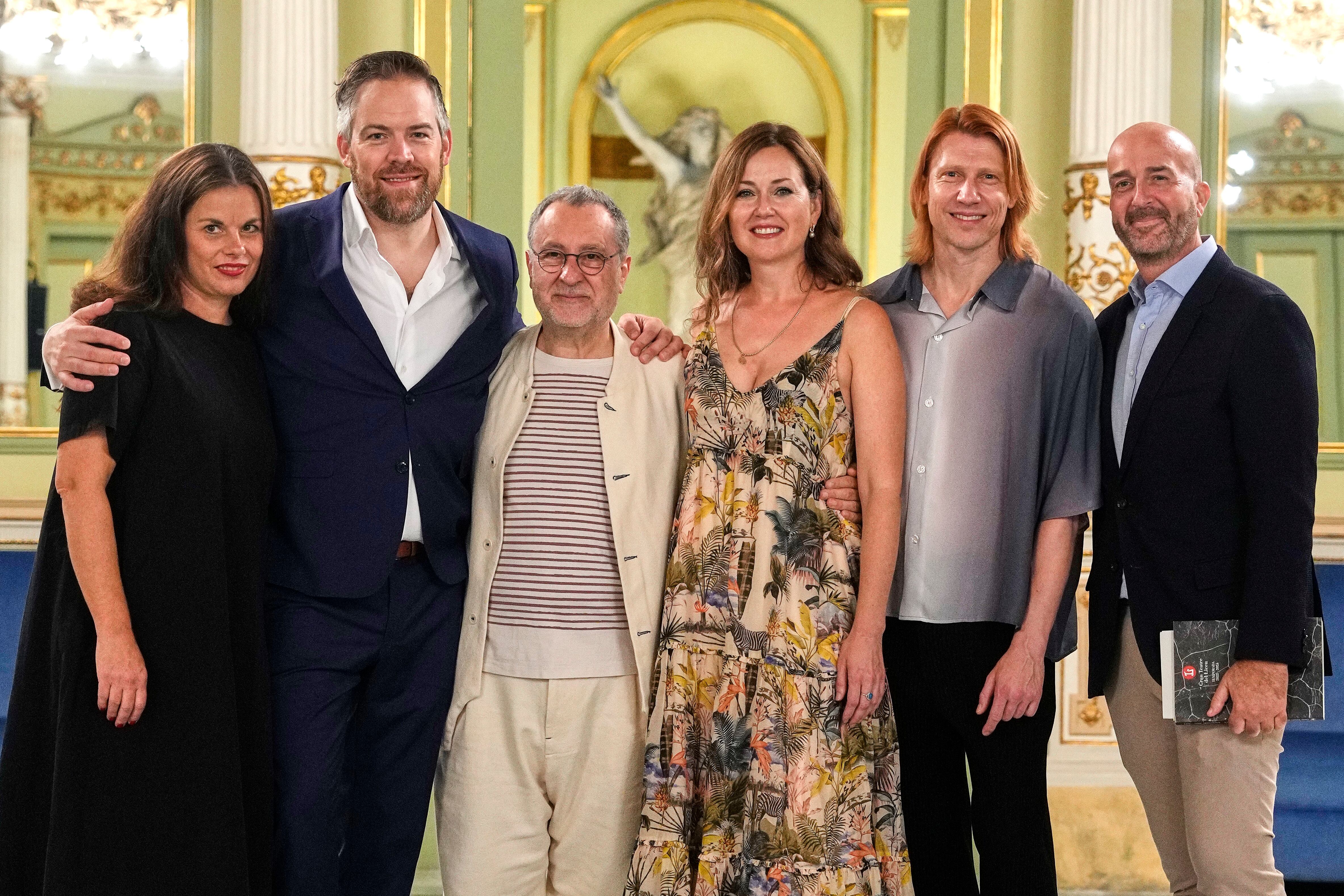 De izquierda a derecha, Victoria Bomann-Larsen (repositora); Audun Iversen (Eugene Onegin); el director de orquesta Josep Pons; Svetlana Aksenova (Tatiana); Andreas Heise (coreografía) y Víctor García de Gomar (director artístico) el día de la presentación de la ópera. / ALEJANDRO GARÇIA (EFE).