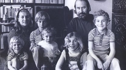 Foto familiar de Caballero Bonald con su esposa, Pepa Ramis, y sus cinco hijos.