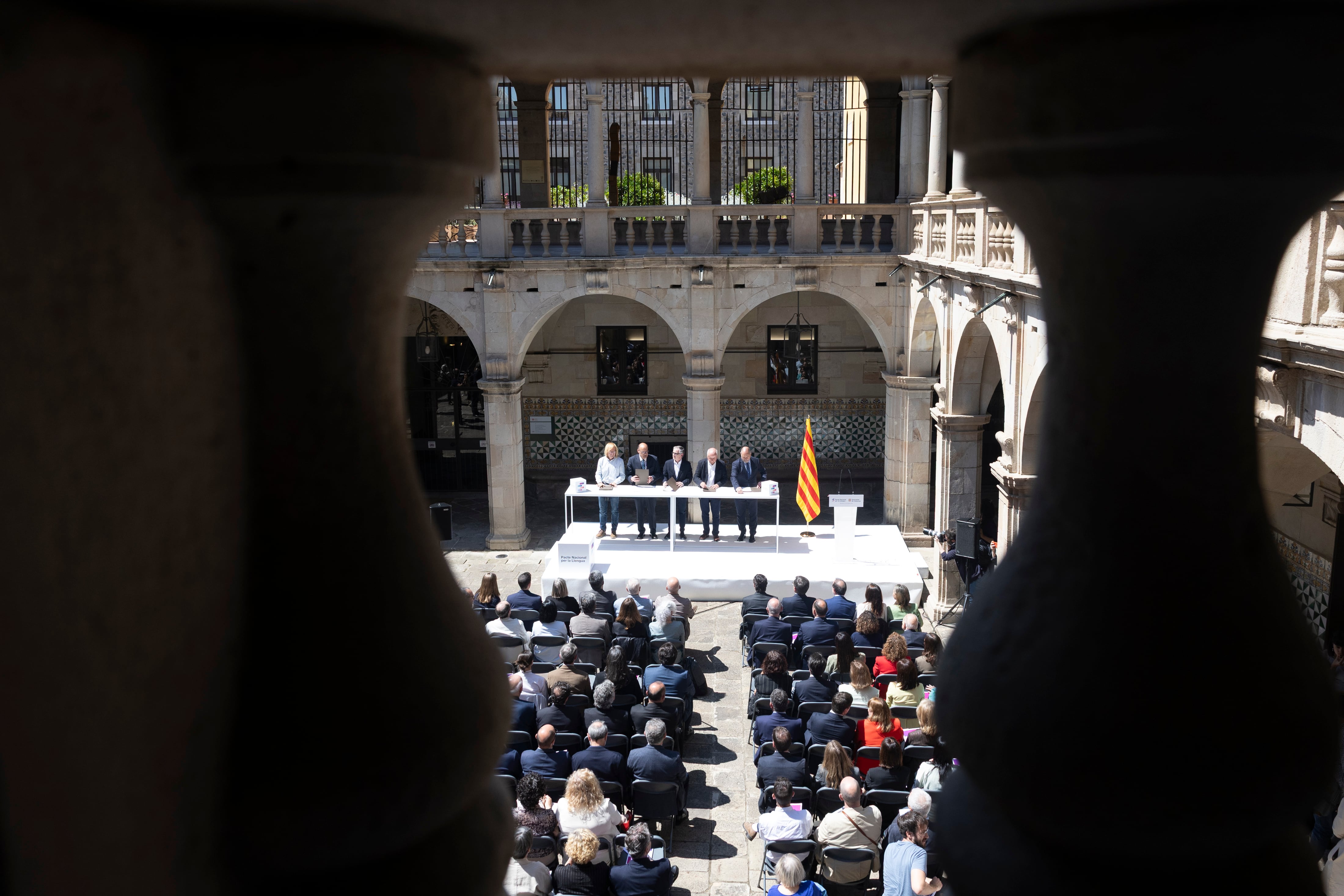 Un pacte petit pel català
