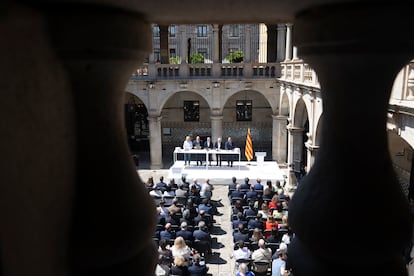 Representants del Govern, partits i entitats durant la firma del Pacte Nacional per la Llengua, a l'Institut Estudis Catalans