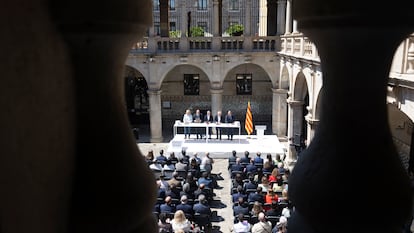 Representants del Govern, partits i entitats durant la firma del Pacte Nacional per la Llengua, a l'Institut Estudis Catalans.