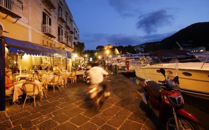 Restaurantes en el muelle de Ischia, isla ubicada en el golfo de Nápoles, en Italia.