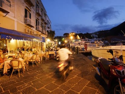 Restaurantes en el muelle de Ischia, isla ubicada en el golfo de Nápoles, en Italia.