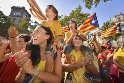 Anna Riera y Santi Roig y sus hijos, ayer en el tramo 58 de la manifestación de la Diada.