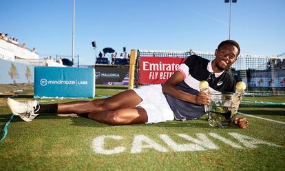 Eubanks posa con el trofeo de campeón, el 1 de julio en Mallorca.