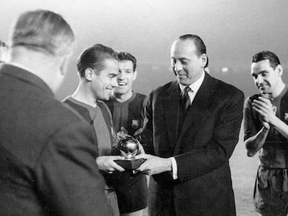 El subdirector del periódico 'L'Equipe' (c) entrega a Luis Suarez el Balón de Oro al mejor futbolista de la temporada 1960.
