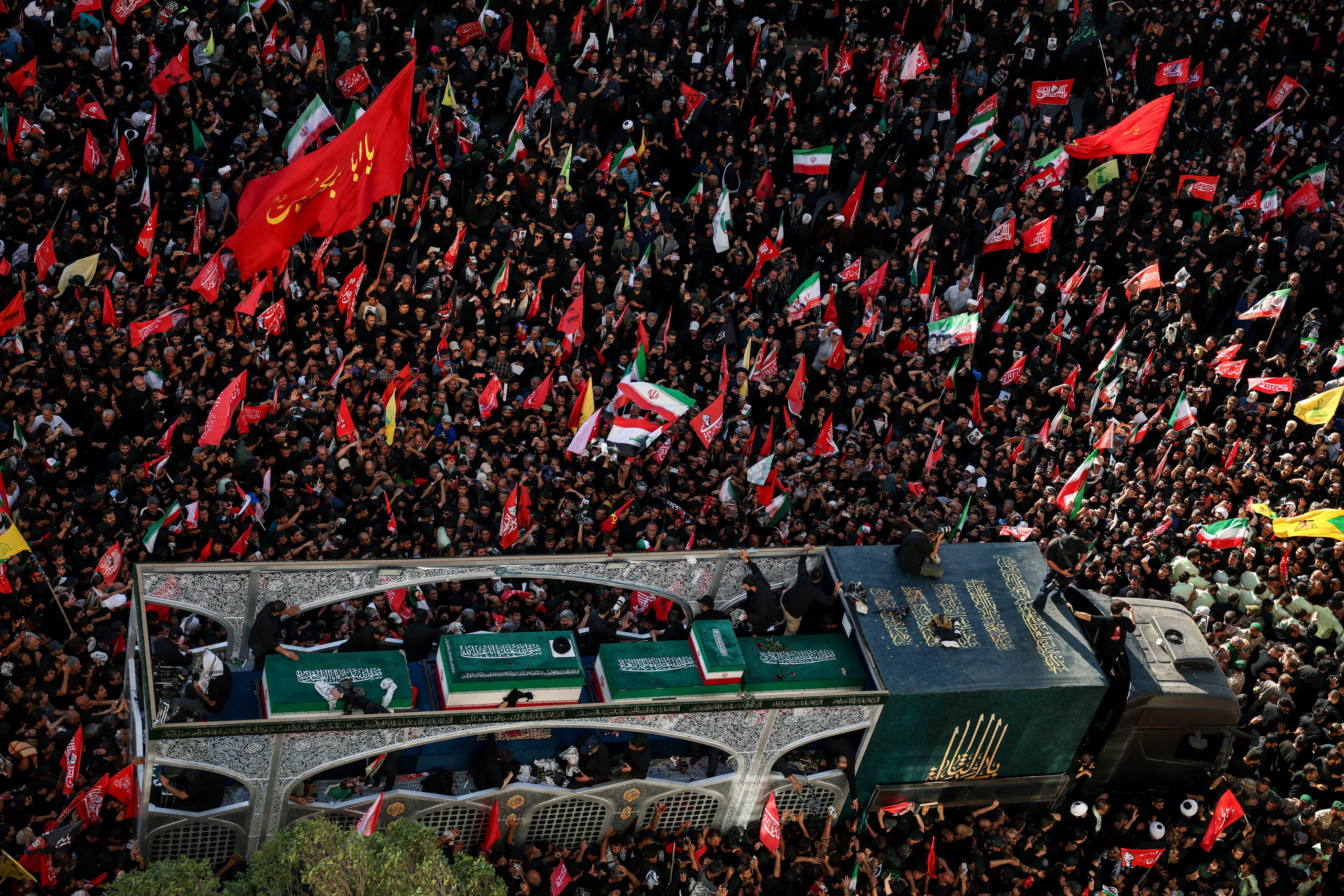 El régimen iraní entierra a Jameneí como un mártir para escenificar su legitimidad y su poder regional