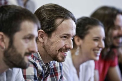 Pablo Iglesias, entre a Juanma del Olmo e Irene Montero.