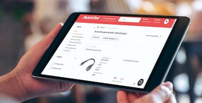 Una persona consulta el 'marketplace' de MediMarkt en una tableta.
