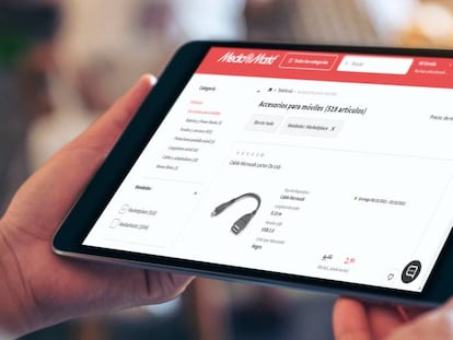 Una persona consulta el 'marketplace' de MediMarkt en una tableta.