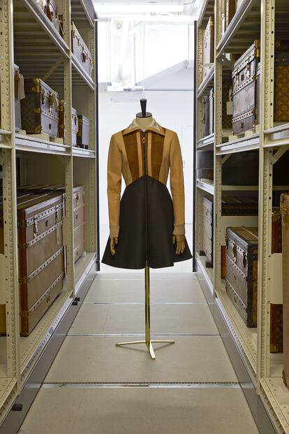 Vestido de cuero y seda, de la primera colección de Nicolas Ghesquière para Louis Vuitton de la coleccion otoño-invierno 2014-2015, fotografiado en un suburbio a las afueras de París cuya dirección no se puede desvelar.