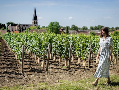 Lucie Pereyre de Nonancourt, la cuarta generación de Laurent-Perrier, pasea por los viñedos, cerca de Reims.