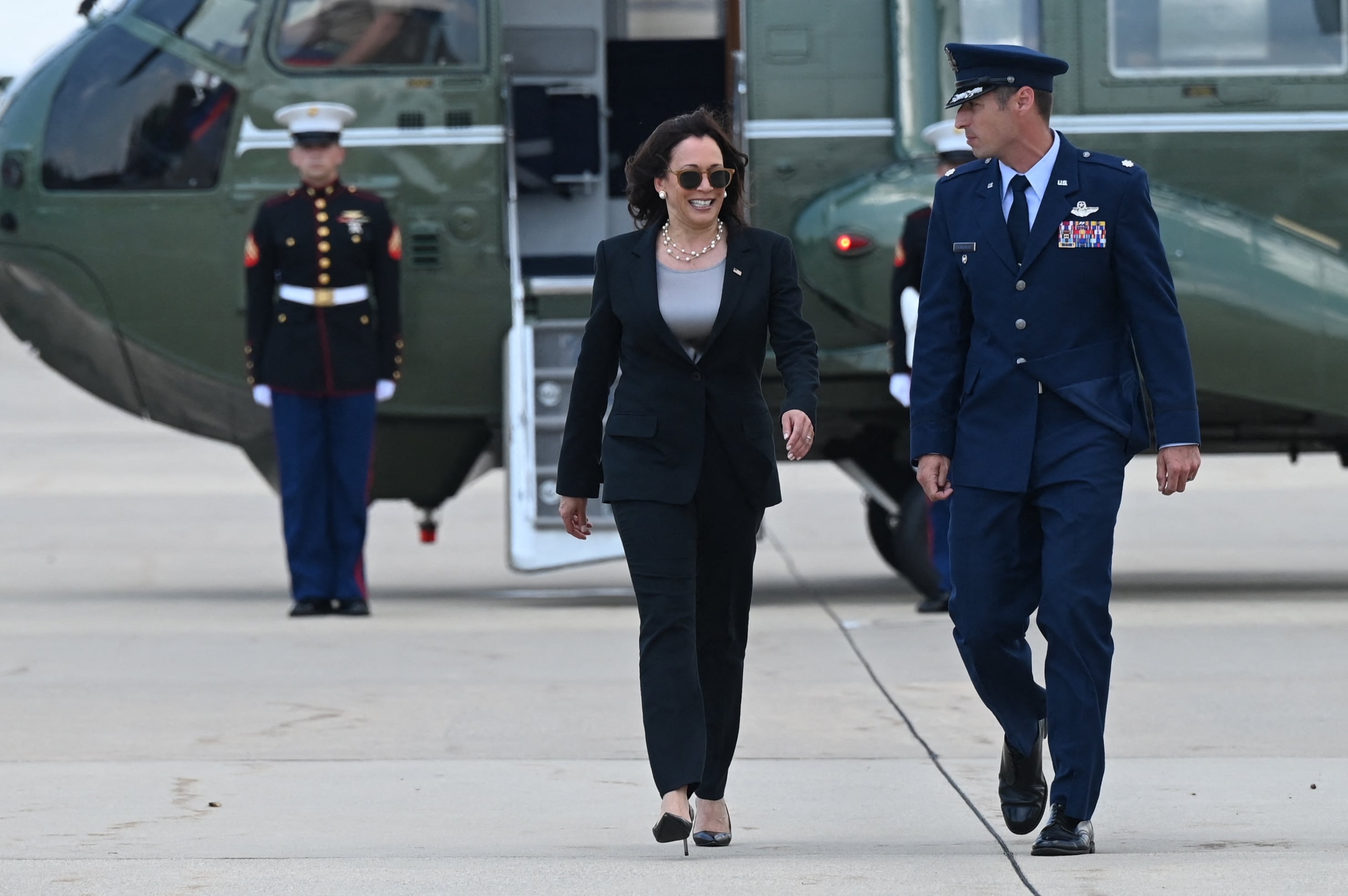 La vicepresidenta de Estados Unidos, Kamala Harris, en la base aérea de Andrews en Maryland este domingo.