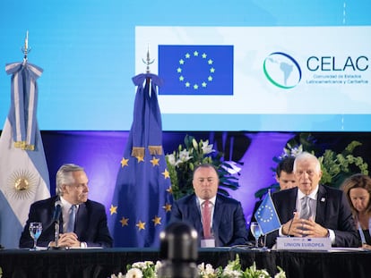 El presidente de Argentina, Alberto Fernández, y Josep Borrell, alto representante de la UE para Asuntos Exteriores, durante una reunión en Buenos Aires, en octubre de 2022.