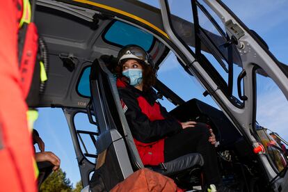 La presidenta de la Comunidad de Madrid, Isabel Díaz Ayuso, montada en un helicóptero de rescate antes de la presentación del Plan de Inclemencias Invernales 2020-2021.