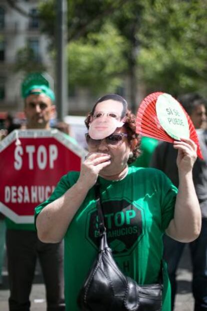 Miembros de la PAH se han manifestado esta ma&ntilde;ana ante la sede de Banco Popular.