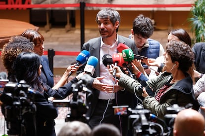 El ministro de Cultura, Ernest Urtasun, atiende a los medios de comunicación el pasado lunes en Barcelona.