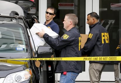 Agentes del FBI se llevan documentaci&oacute;n de las oficinas de Imagina en Miami. 