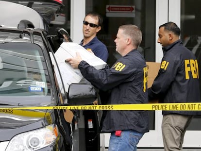 Agentes do FBI apreendem documentos dos escritórios da Imagina em Miami.