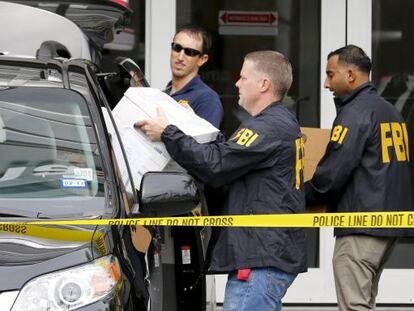 Agentes del FBI se llevan documentación de las oficinas de Imagina en Miami.