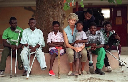 En Luanda, Angola, a mediados de enero de 1997, Diana de Gales visitó una clínica ortopediátrica para niños heridos por minas antipersona. 