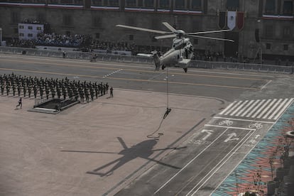 Las Fuerzas Armadas participan en el desfile militar.