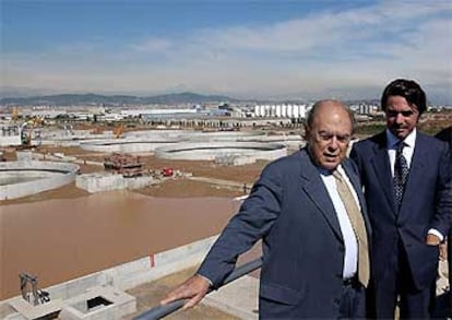 Jordi Pujol y José María Aznar, durante una visita a las obras de la depuradora del Delta, en la comarca del Baix Llobregat (Barcelona), en 2002.